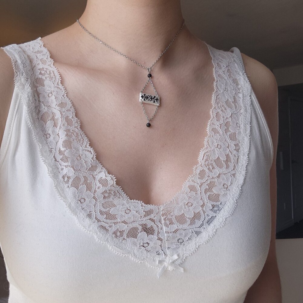Iridescent Victorian Gothic obsidian necklace with a small silver chain - Picture 6 of 13